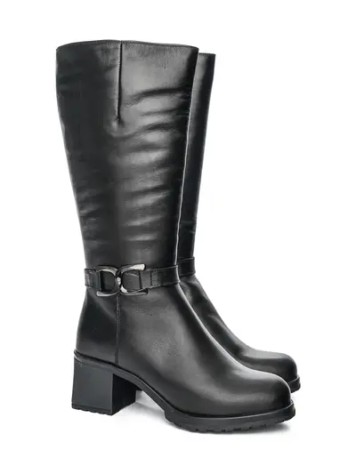 Сапоги черного цвета с рельефным протектором